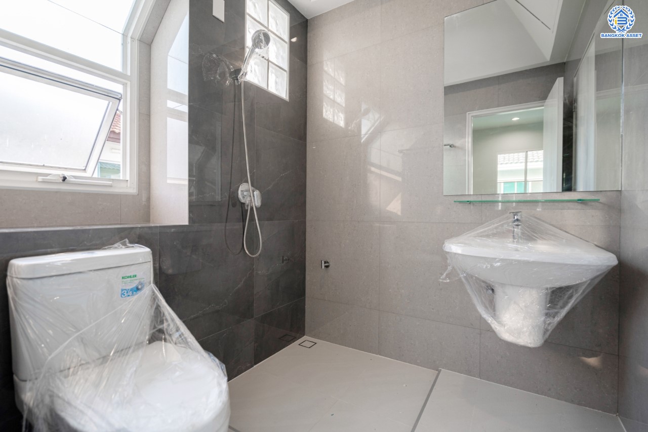 บ้านมือสองตกแต่งใหม่ คุณภาพ LH โครงการ มัณฑนา ปิ่นเกล้า-พระราม5 บรรยากาศเงียบสงบ มีความเป็นส่วนตัว เนื้อที่ 58 ตร.ว. ฟังก์ชัน 3 ห้องนอน 2 ห้องน้ำ 2 ที่จอดรถ facility ครบครัน! บนทำเลเดินทางสะดวก หน้าโครงการติดถนนนครอินทร์ ใกล้วงเวียนพระราม5 และจุดขึ้นทางด่วน "ศรีรัช"